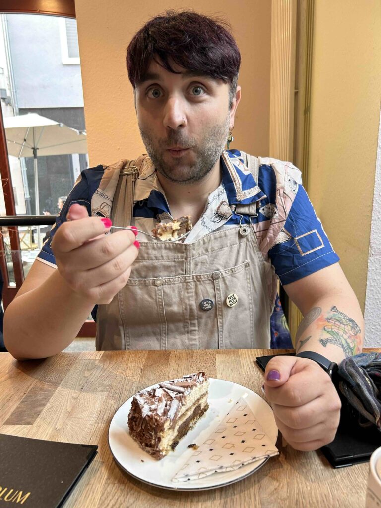 Sam mit einem Stück Torte